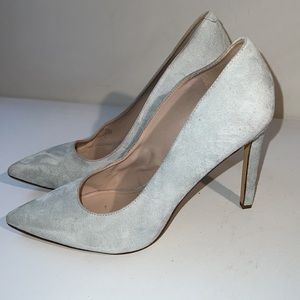 𝅺NINE West Suede Heels size 8.5 pointed toe with 4” heel. Fancy occasion Leather